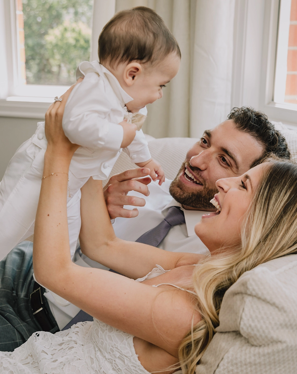 Famille dans un logement rénové par energeo solaire verticale